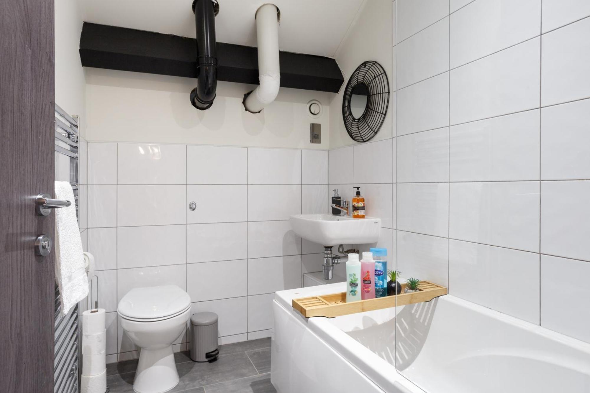 Modern 2 Bedroom With 75” Tv & Free Wi-Fi Бредфорд Екстер'єр фото